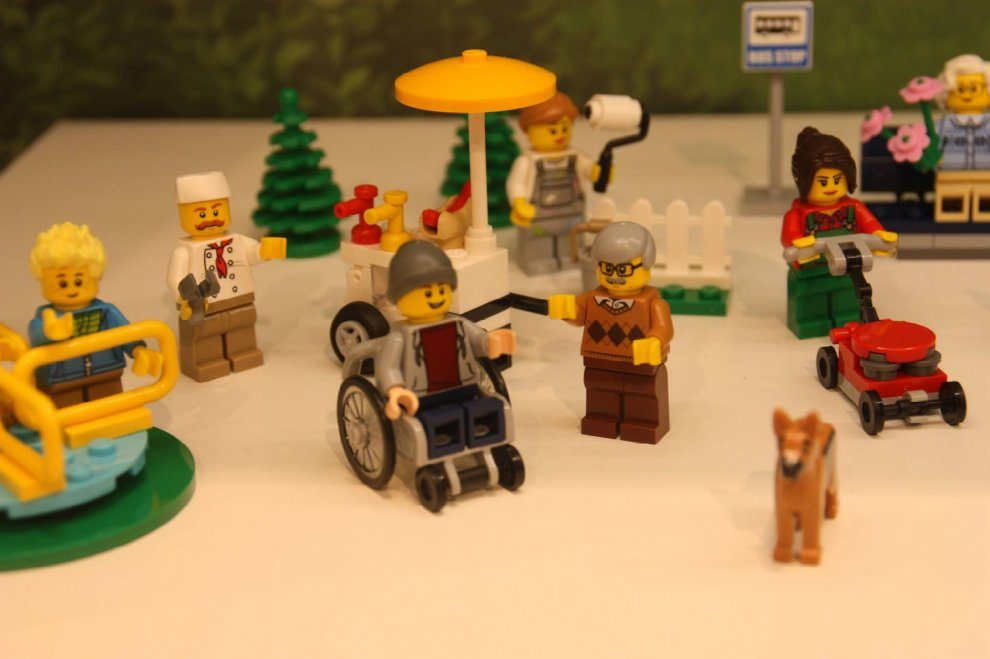 Il primo Lego su sedia a rotelle